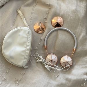 Friends headphones with extra caps & carrying case